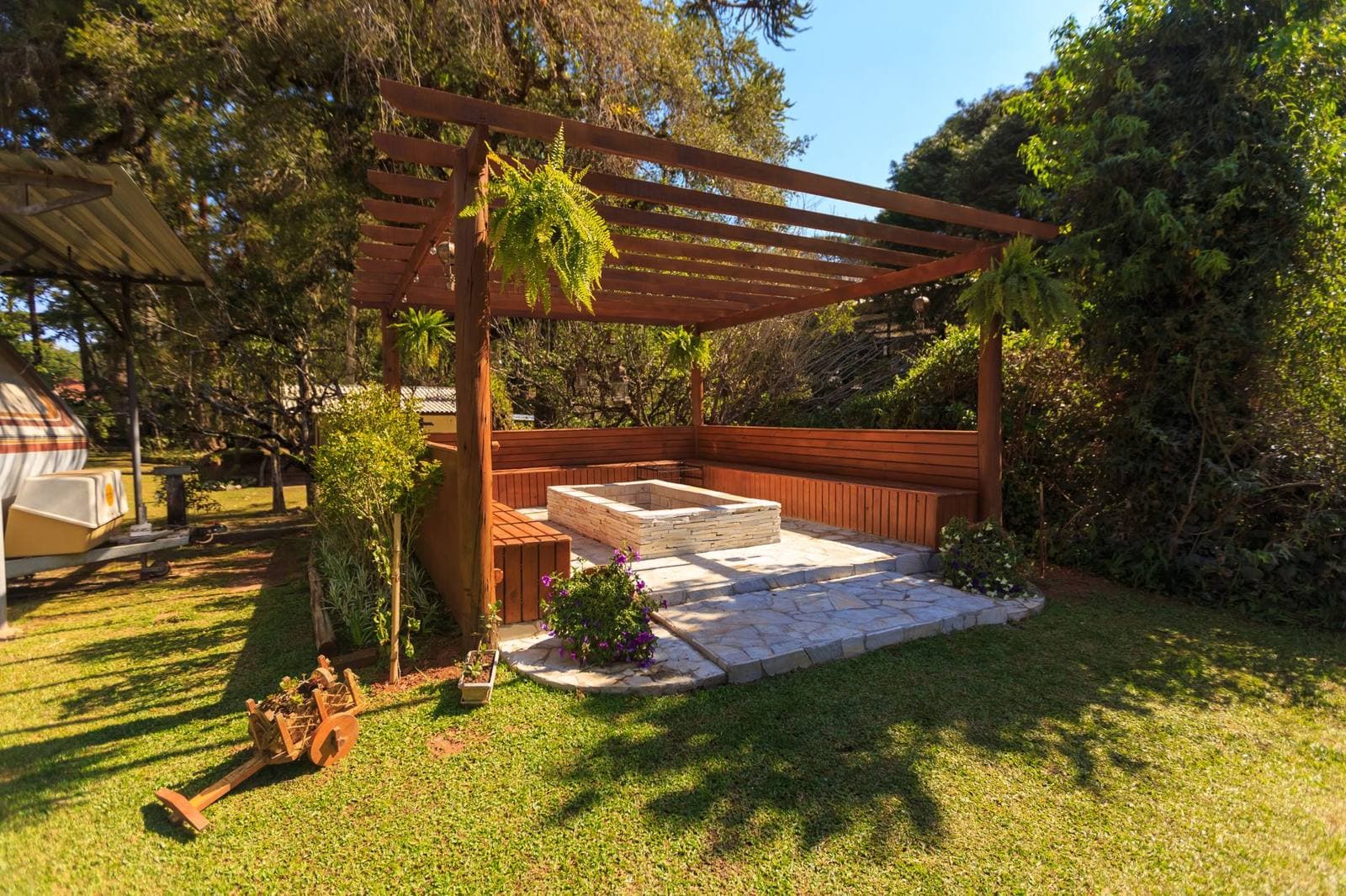 Mid-size garden landscaping